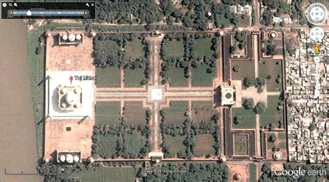 The Taj Mahal Gardens. Note that the image is rotated: the mausoleum ...