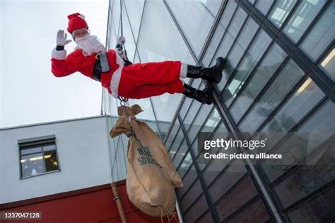 Santa Sleigh Roof Photos and Premium High Res Pictures - Getty Images