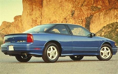 1997 Oldsmobile Cutlass Supreme Pictures - 7 Photos | Edmunds