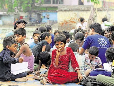 College students turn teachers to help Ghaziabad slum kids study - Hindustan Times