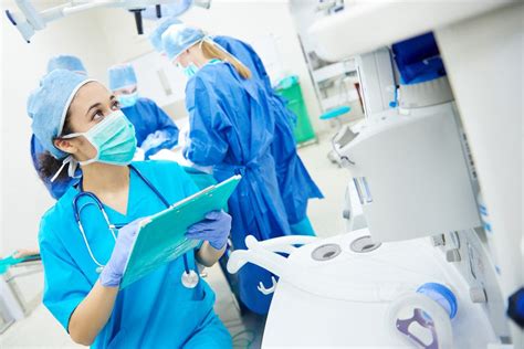 What Are a Few Qualifications for Surgical Tech Jobs?