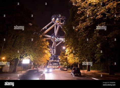 A night picture of the Atomium building in Brussels Stock Photo - Alamy