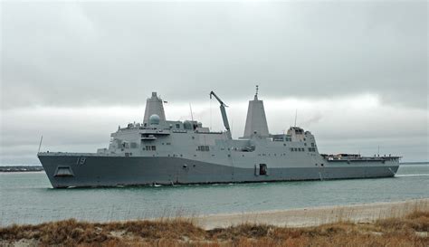 USS Mesa Verde LPD-19 | USS Mesa Verde enters the Port of Mo… | Flickr