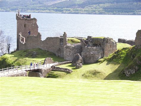 File:Urquhart Castle distance 2.jpg - Wikipedia, the free encyclopedia