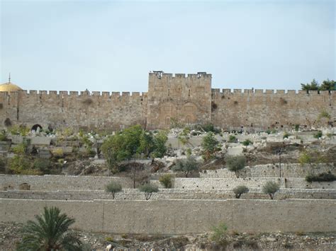 The ancient city walls of Jerusalem Amazing Places On Earth, Holy Land, Ancient Cities ...