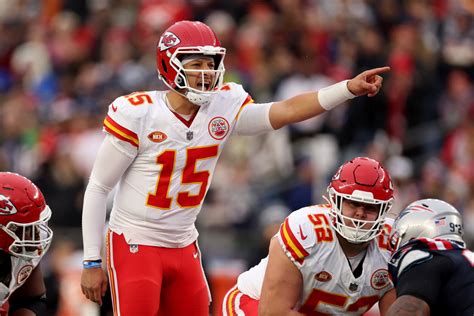 Patrick Mahomes Reacts To Breaking His Helmet On Saturday Night