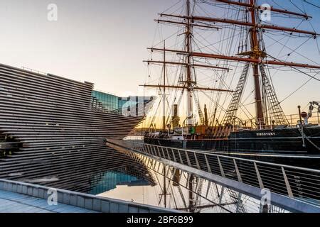 rrs discovery point dundee museum visitor centre dusk Stock Photo - Alamy