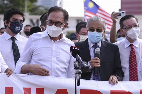 Malaysia's Mahathir, Anwar put aside rivalry to protest PM Muhyiddin ...