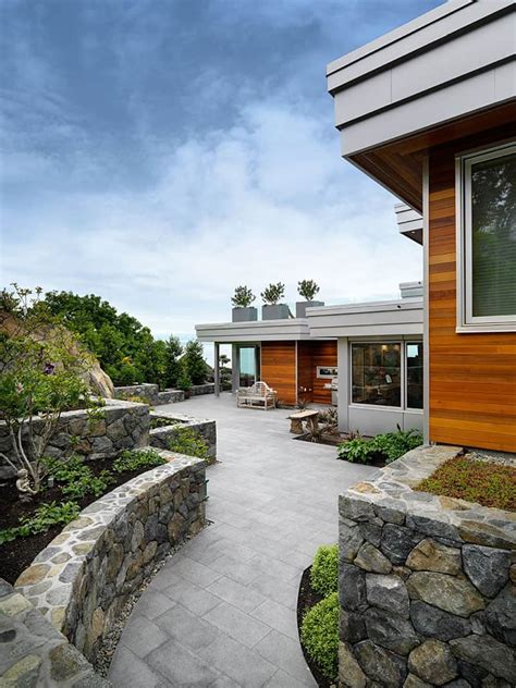 Natural Materials Integrated In a Modern Residence Design: Hillcrest House