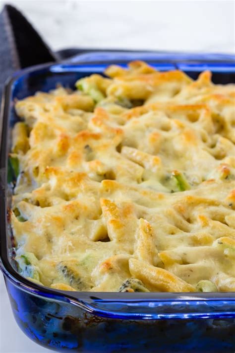 Chicken Alfredo Casserole Recipe - Food Fanatic