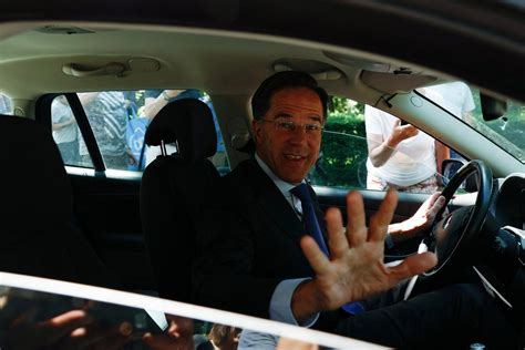 Dutch prime minister Mark Rutte, a European fixture, to quit politics