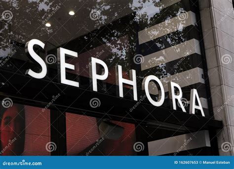 Sephora Logo on Sephora Shop Editorial Stock Photo - Image of emblem, street: 162607653