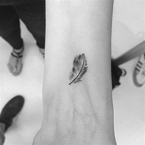 tiny+feather+tattoo+on+wrist | Татуировка перо, Маленькие татуировки, Татуировки на запястье