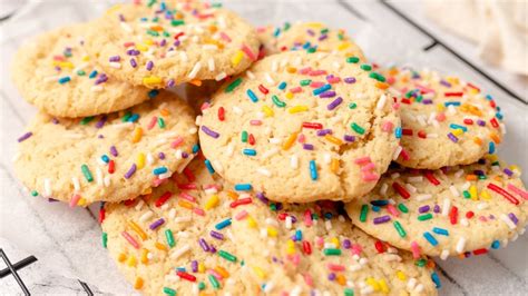 There Is A Right Way To Add Sprinkles To Sugar Cookies