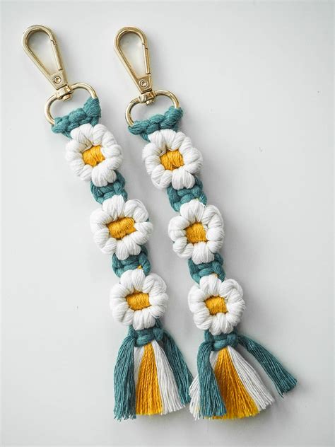 Daisy macrame keychain tutorial - Macrame Makers Club