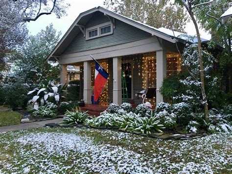 Houston wakes up to a beautiful snowfall, icy roads