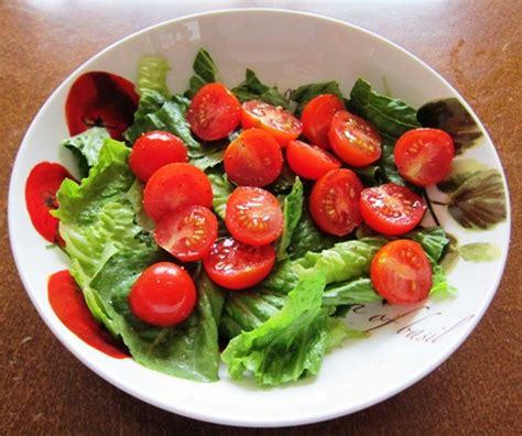 Simple Salad With Lettuce Leaves And Tomatoes – Melanie Cooks