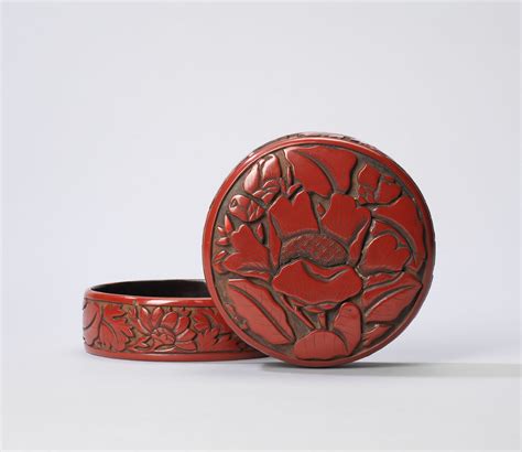 A RARE SMALL CARVED CINNABAR LACQUER 'FLORAL' BOX AND COVER