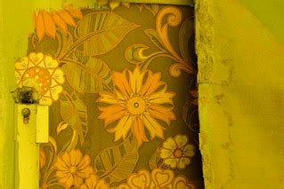 Peeling Sixties / Seventies Era Floral Print Wallpaper - B… | Flickr