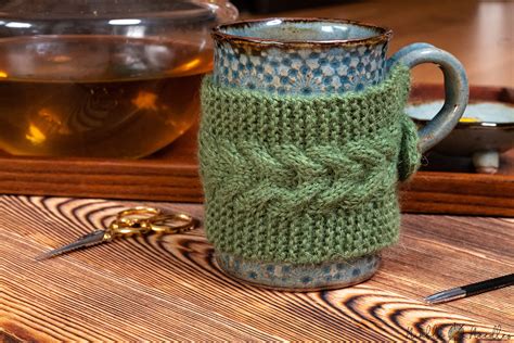 A free mug cozy knitting pattern with a simple cable stitch detail