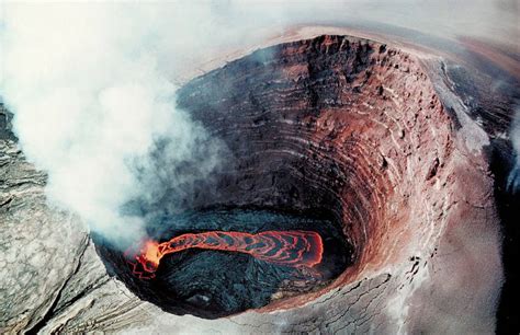 Vidéos de l'effondrement d'un cratère volcanique et des coulées de lave ...