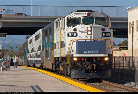 Metrolink 117 departs Camarillo behind an F59PH in the original ...