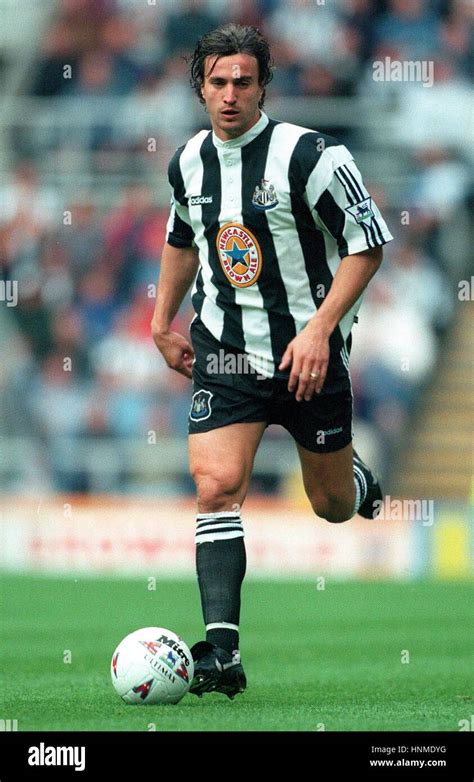 DAVID GINOLA NEWCASTLE UNITED FC 25 September 1995 Stock Photo - Alamy