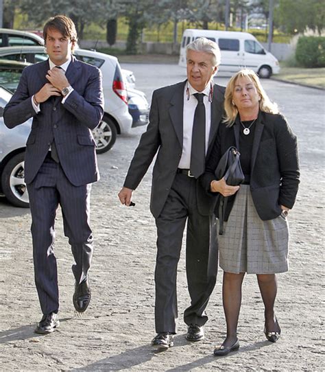 Familiares y amigos despiden a María de Villota en un multitudinario funeral en Madrid