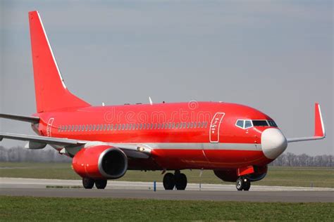 Avión rojo foto de archivo. Imagen de praga, aterrizaje - 38077890