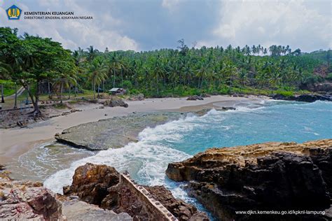 Pesona Pantai Marina dari Karang Hingga Ombaknya