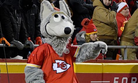 Watch Chiefs and Raiders fans fight in stands