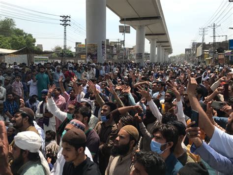 Pakistan: Farmers continue their protest in Lahore over unavailability ...