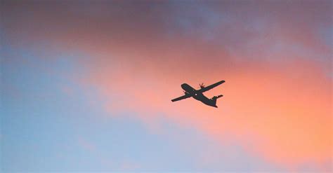 Flugzeug Auf Himmel Während Der Goldenen Stunde · Kostenloses Stock Foto