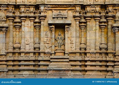 Carved Pillars and Idols on the Outer Wall of the Brihadishvara Temple ...