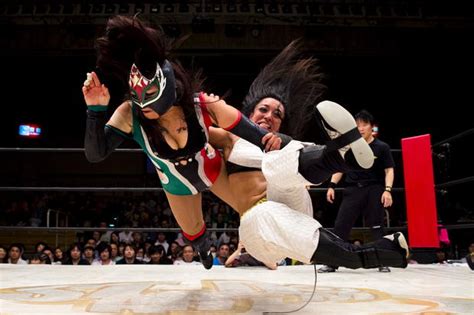 Japanese pro wrestling - Japan's wild women wrestlers - CBS News