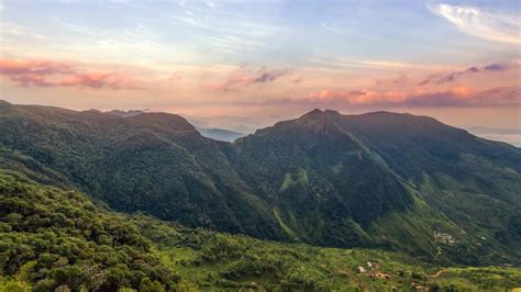 HORTON PLAINS & WORLDS END SRI LANKA HIKE Guide