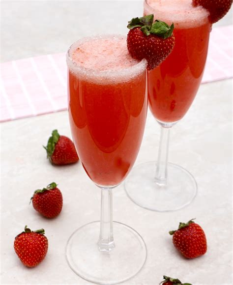 Easy and Fresh Strawberry Mimosa Cocktail Recipe