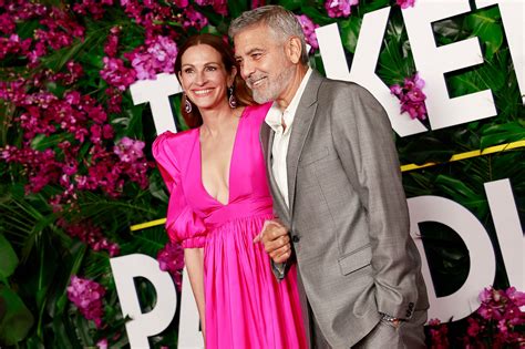 ‘Ticket to Paradise’ Stars Clooney and Roberts Banter and Battle at Premiere | Vanity Fair