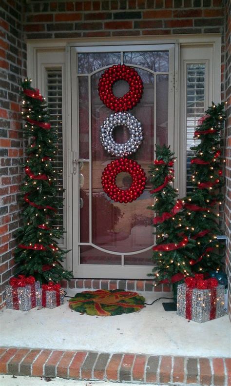 38 Stunning Christmas Front Door Décor Ideas - DigsDigs