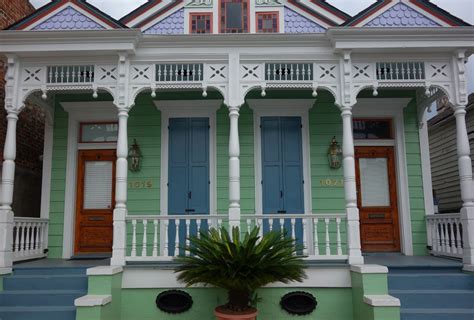 colorful architecture, the French Quarter, New Orleans architecture ...