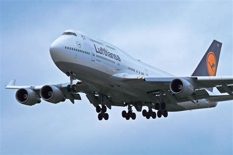 Lufthansa 747 landing in SEA : r/aviation