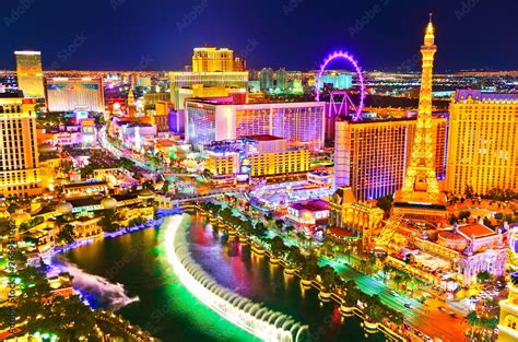 Foto de View of the Las Vegas Boulevard at night with lots of hotels ...