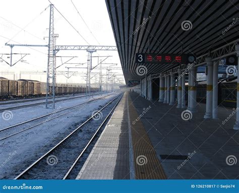 Early Winter Morning View of the Railway Platform. Editorial Photography - Image of roof ...