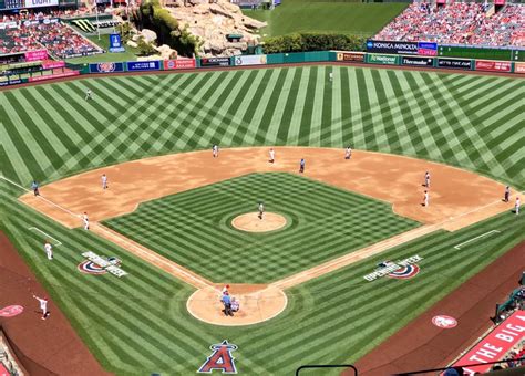 How do they make the grass stripes on major league baseball fields? - FindersFree.com