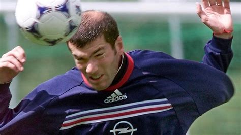 La médaille du jour. Zinedine Zidane, Ballon d'Or 1998