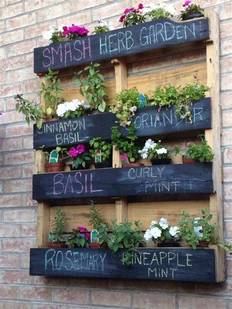 Pallet herb garden | Green wall garden, Indoor herb garden, Herb garden ...