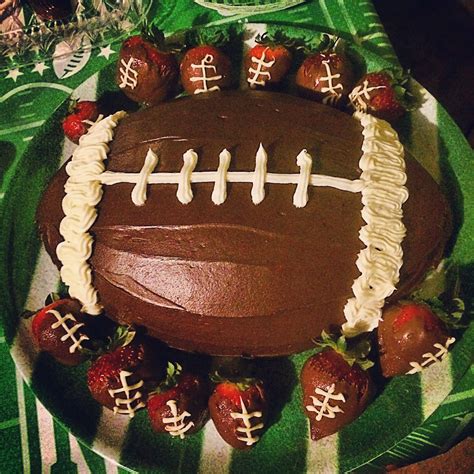 30 Cool Football Cakes And How to Make Your Own