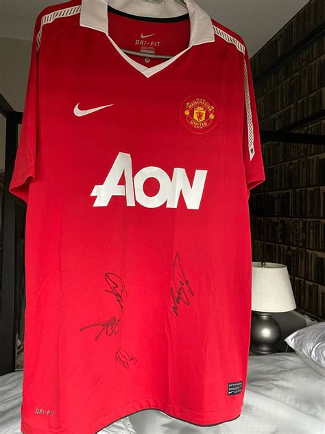 Manchester United Signed Shirt in ST1-Trent for £75.00 for sale | Shpock