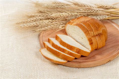 Pile of Toast bread on the round kitchen board - Creative Commons Bilder