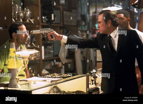 TONY SHALHOUB TOMMY LEE JONES WILL SMITH MEN IN BLACK (1997 Stock Photo: 78243475 - Alamy